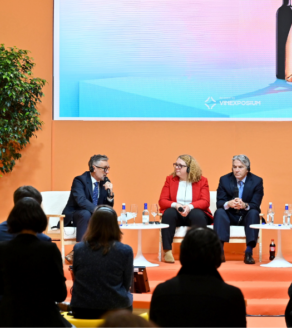 Press conference in Wine paris with people talking