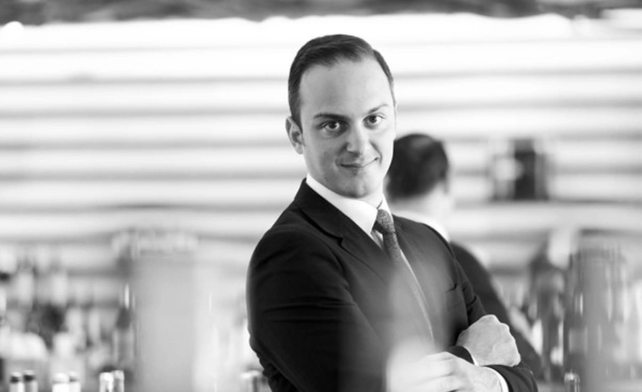 Mattia Ciana, un Master of Wine (MW) regardent droit vers nous en croisant les bras.