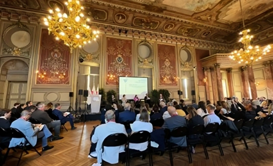 Un rassemblement de personnes dans un espace luxueux.