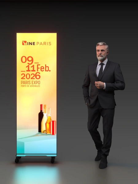Un homme classe à côté d'un totem publicitaire Wine Paris 2026