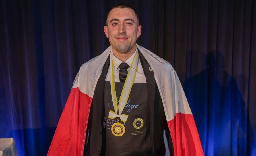 Joris Gutierrez Garcia portant une médaille d'or et une écharpe blanc et rouge