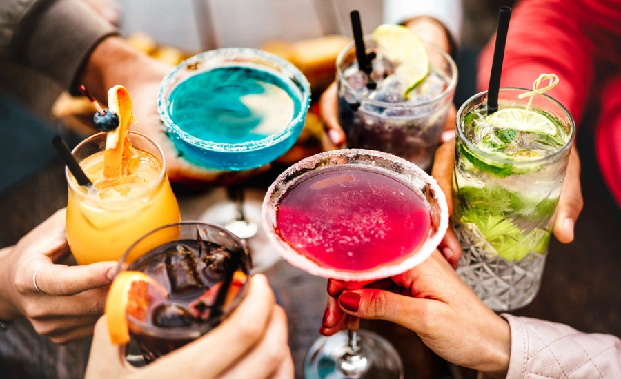 Trinquer avec des cocktails colorés
