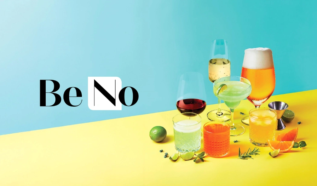 Affiche du salon Be No, bleu et jaune vec des verres de cocktails et de jus de fruits