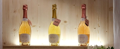 3 bouteilles de vins jaune