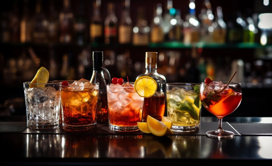 Plusieurs verres de cocktails sur un comptoir de bar
