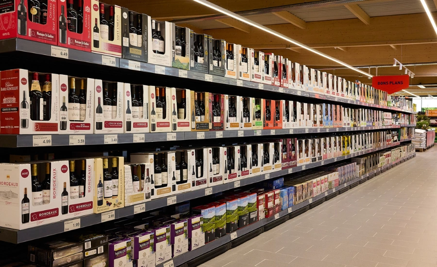 Rayon vins d'un magasin Aldi avec de nombreuses références à bas prix