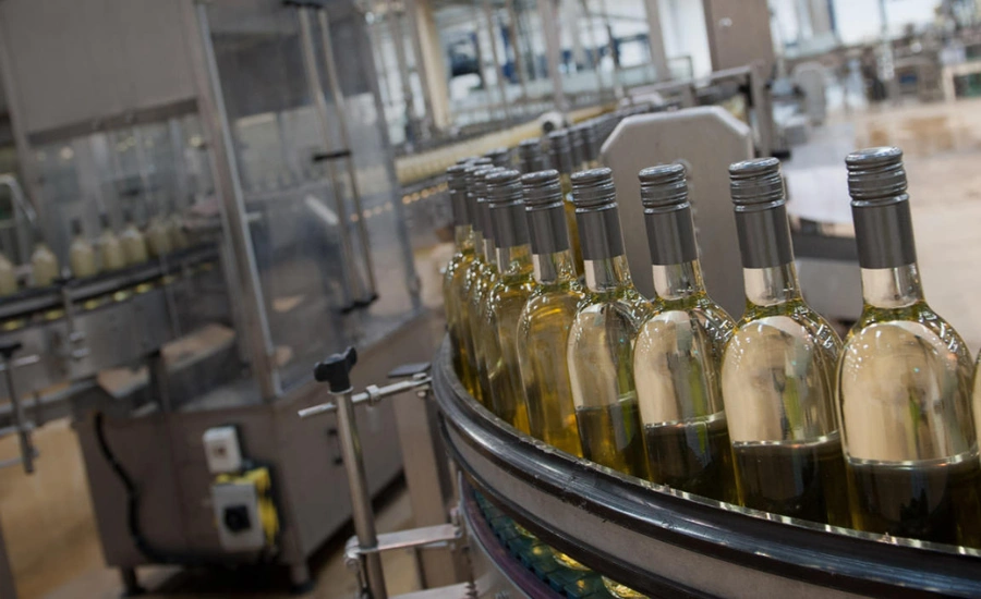 Un entrepôt avec beaucoup de bouteilles en vrac encheminées.