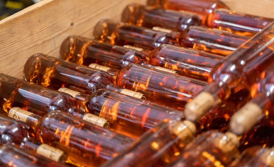 Bouteilles de vin rosé allongéees en vrac