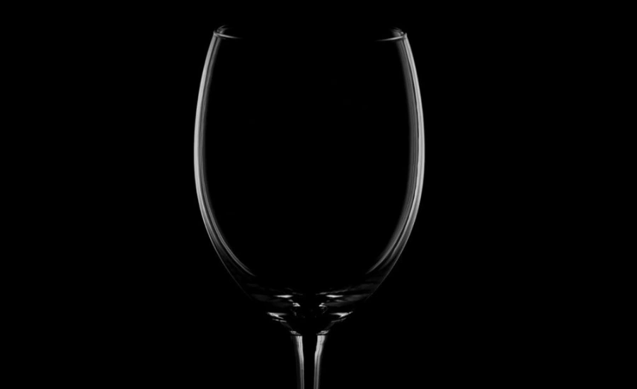 Verre de vin sur fond noir
