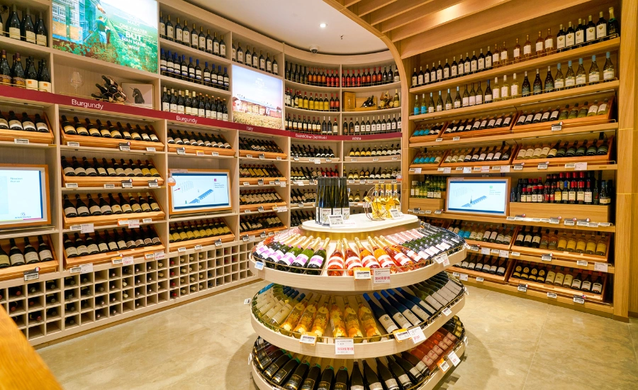 Bouteilles de vin entreposées dans une boutique de vigneron.