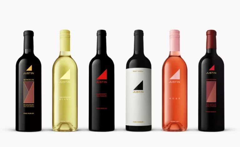 Plusieurs bouteilles de vins en vrac sur un fond blanc