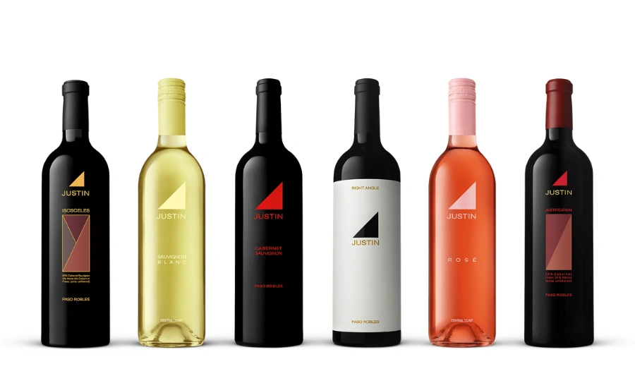 Plusieurs bouteilles de vins en vrac sur un fond blanc