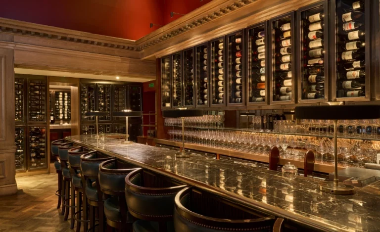 Vue sur un comptoir de barman avec des bouteilles sur une étagère