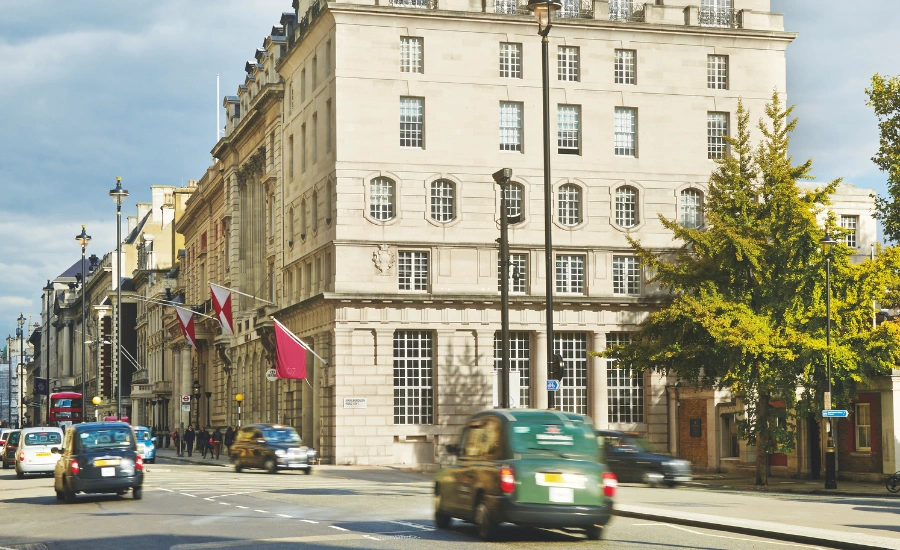 Vue panoramique d'une maison et voitures
