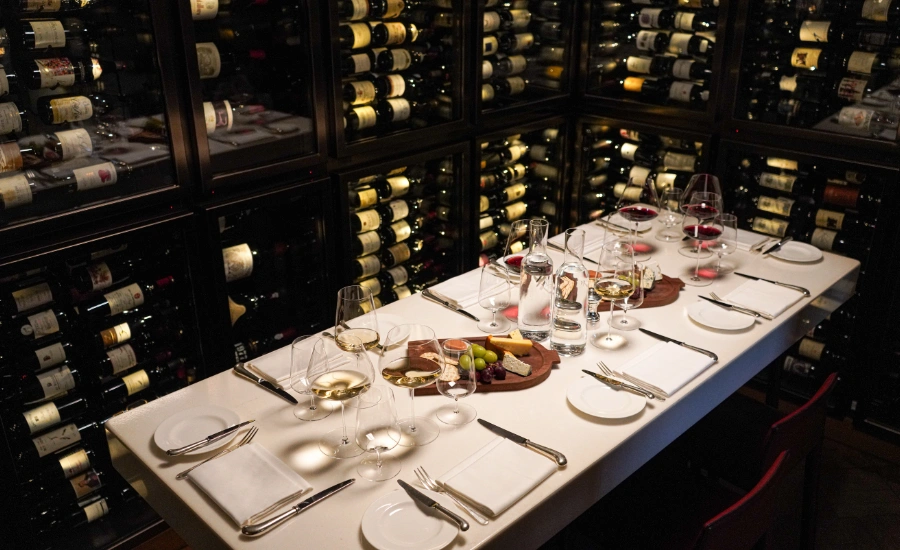 Table préparée pour un repas dans un restaurant de luxe.