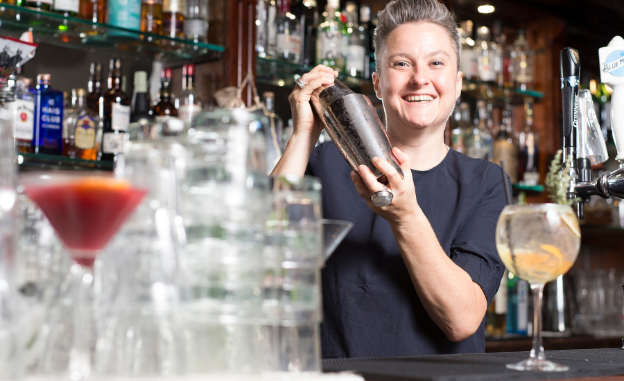 mixologue préparant des cocktails