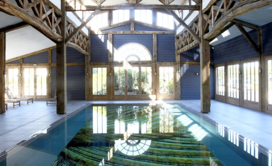 piscine couverte au milieu des vignes