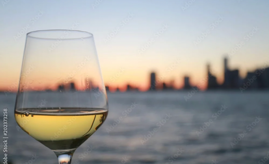 verre de vin blanc face à la mer