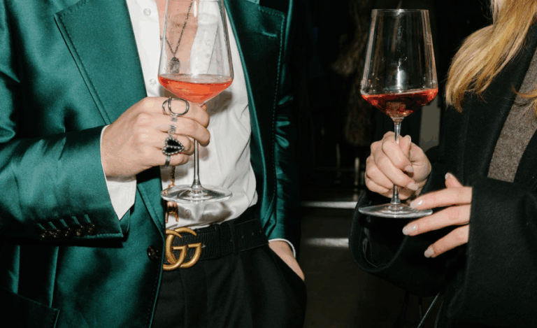 soirée chic avec des verres de vin à la main