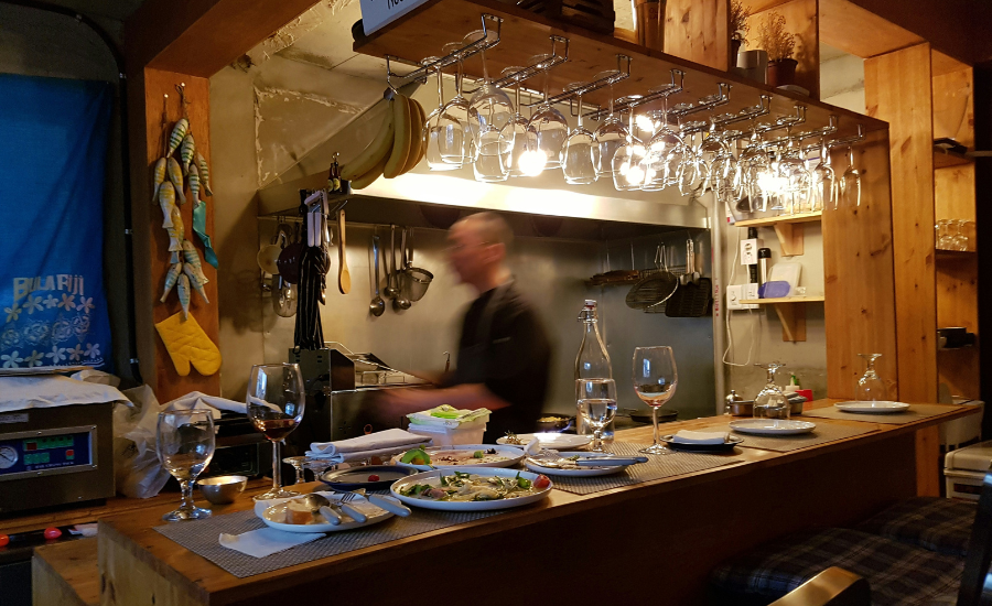 comptoir dans un restaurant avec les plats et les vins servis