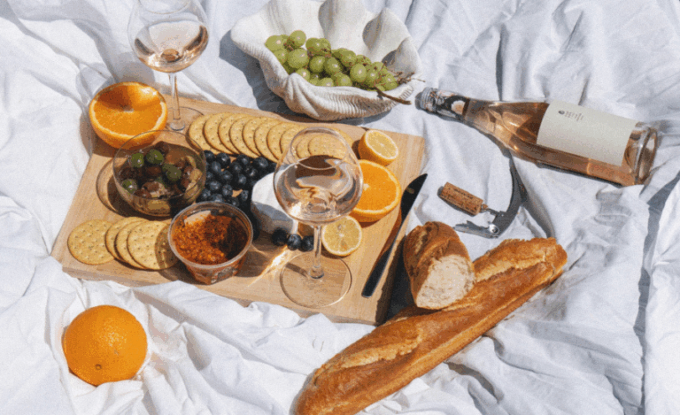 pique-nique champêtre avec apéritif et fruits et vins