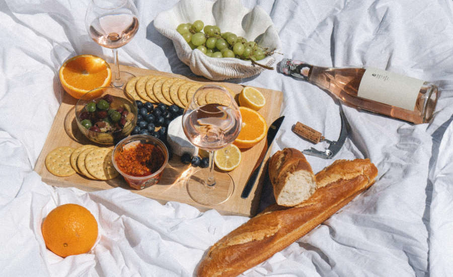 pique-nique champêtre avec apéritif et fruits et vins
