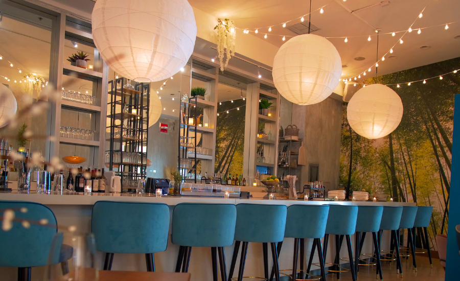 comptoir vide dans un restaurant lumineux