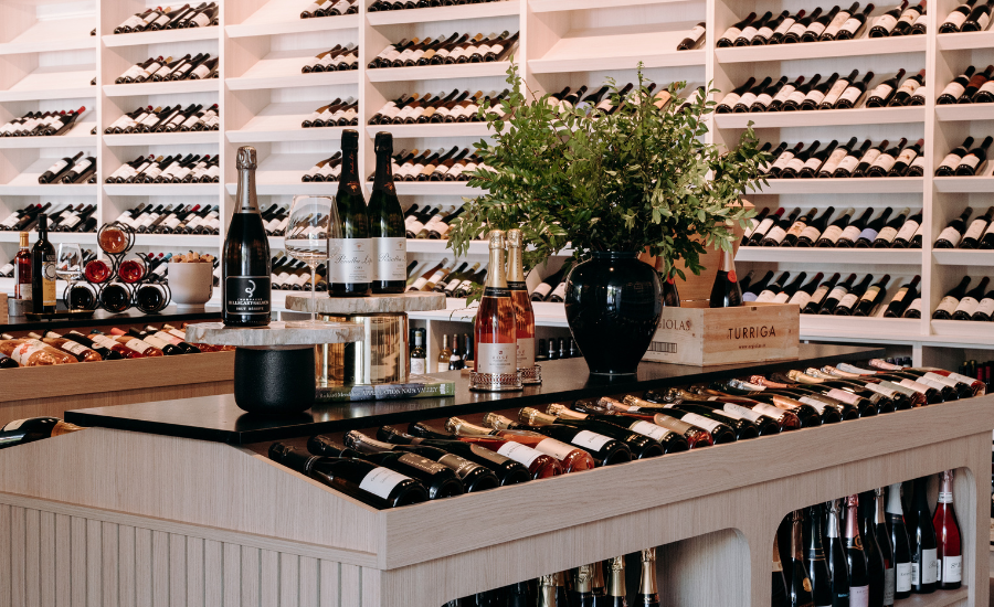 étalage de bouteilles bien présentées dans un magasin
