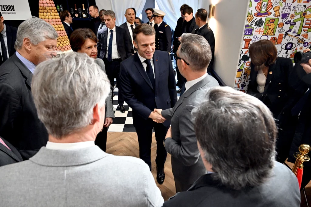 Poignée de main entre Emmanuel Macron, président de la République Française et Rodolphe Lameyse, directeur général de Vinexposium
