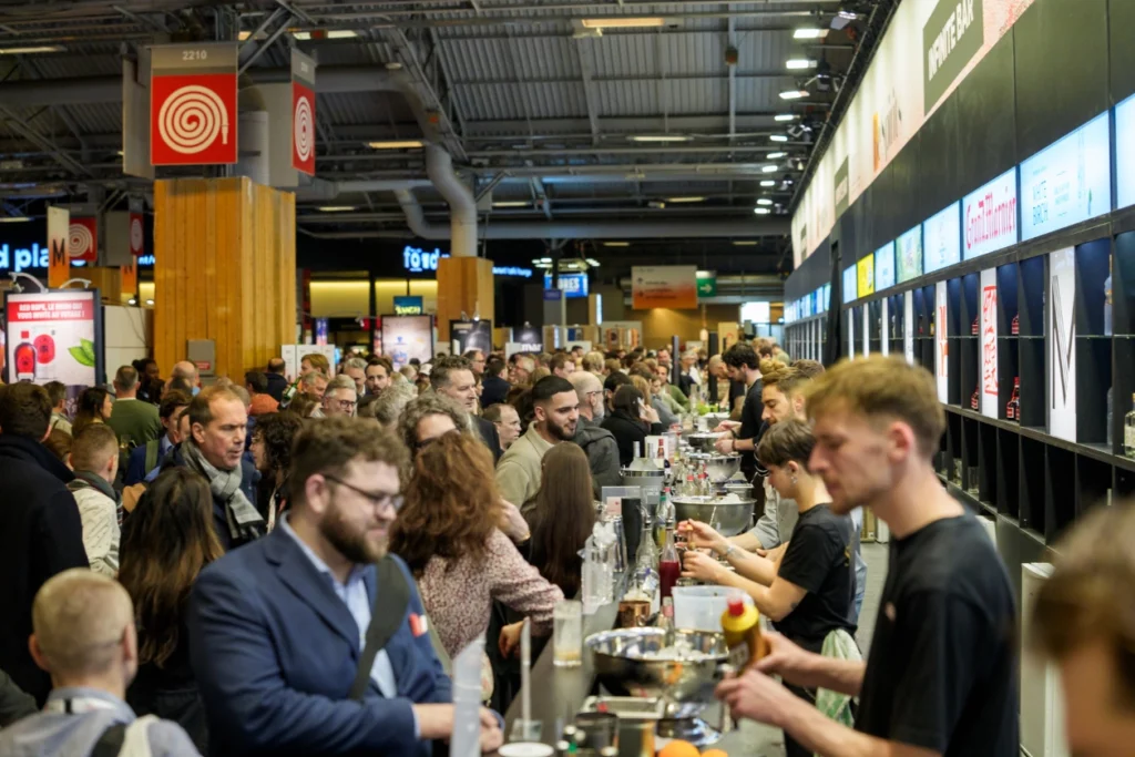 Infinite Bar, un long comptoir où mixologues et barmens du monde entier servent des cocktails à volonté