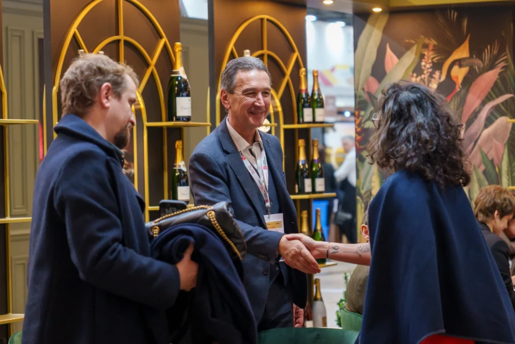 Poignée de main entre un exposant et une acheteuse durant le salon Wine Paris 2026