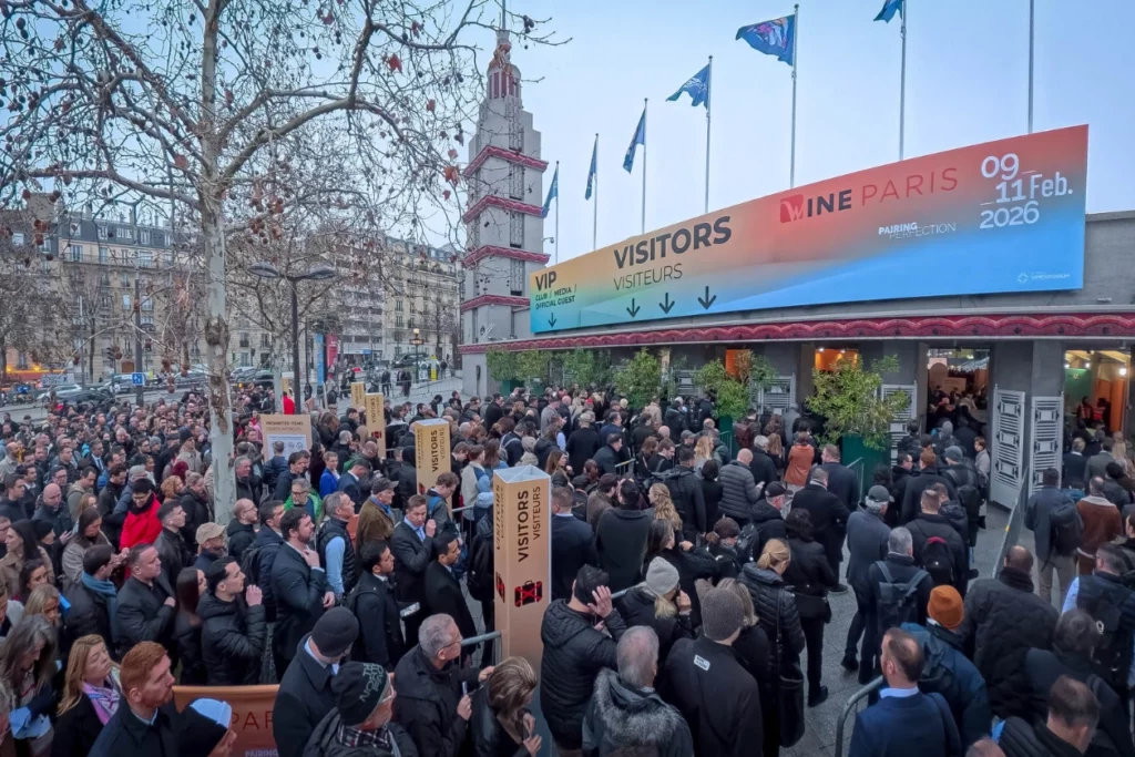 Foule de visiteurs attendant devant l'entrée prinicpale du salon Wine Paris 2026 à Paris Portes de Versailles