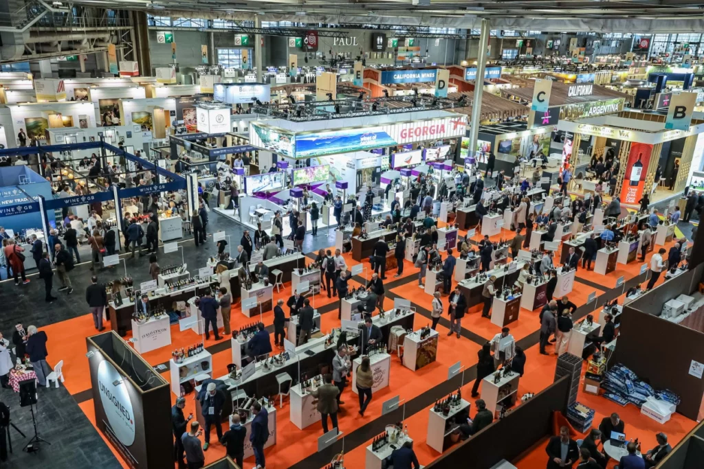 Vue d'en haut du hall 4 international avec des stands d'exposants et des visiteurs.