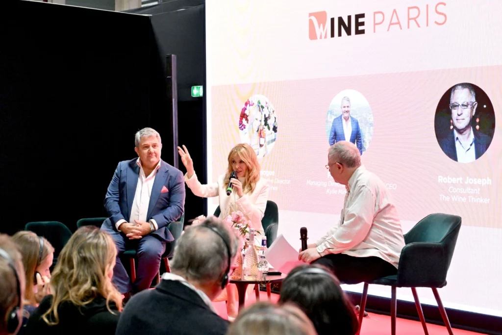 Trois intervenants discutant devant un public lors d'une session de l'Academy à Wine Paris.