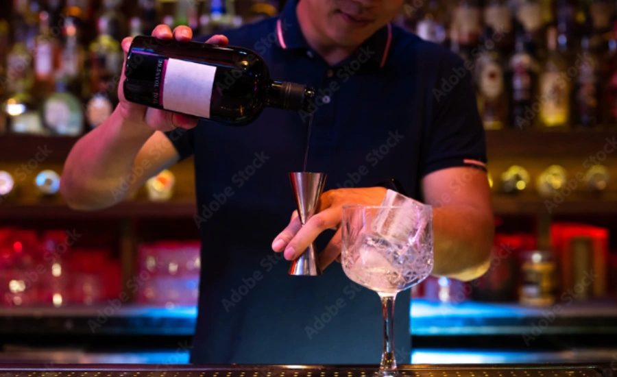 Barman qui prépare un cocktail asiatique