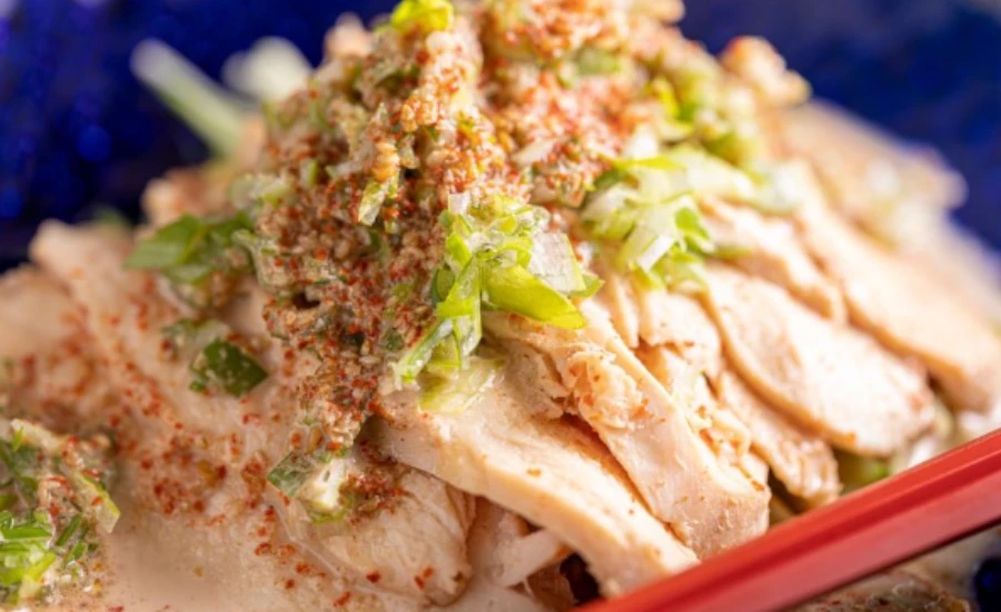 Assiette de Big Bang Chicken, un plat à base de poulet et d'épices
