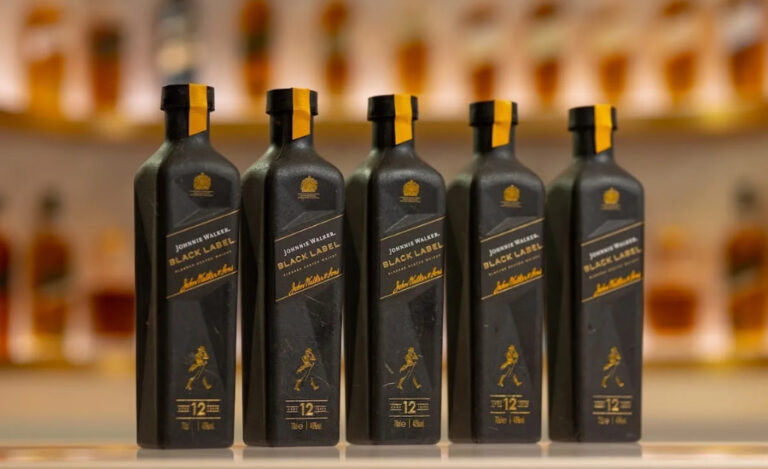 5 bouteilles de vins haut de gamme posées sur un comptoir