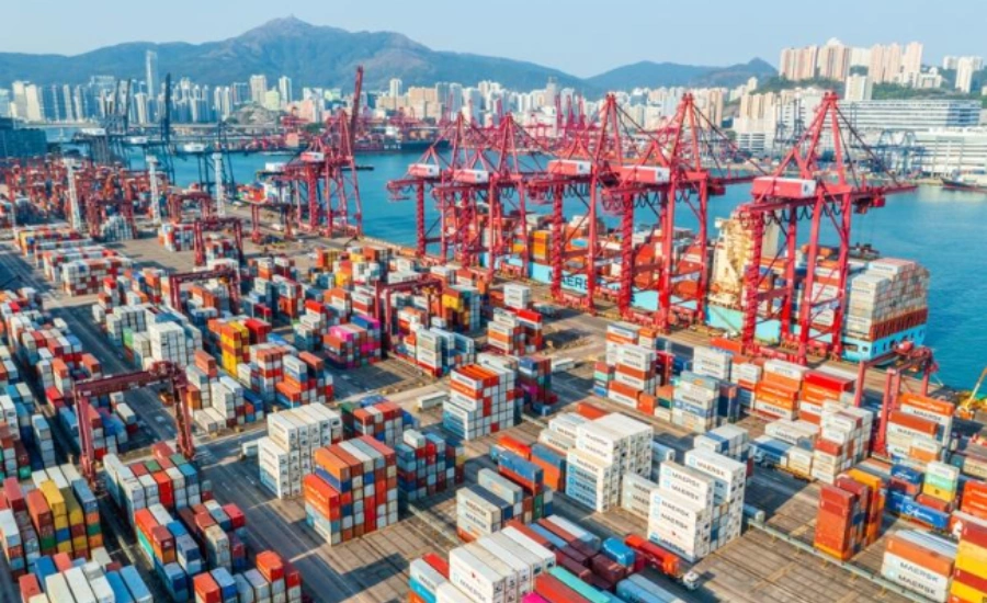 Port en Asie-Pacifique avec beaucoup de containers de toutes les couleurs