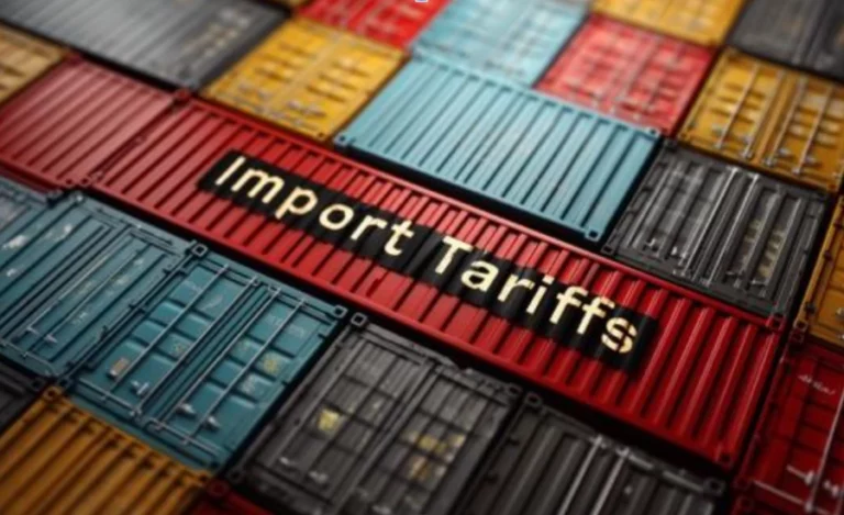 Containers de cargaisons de toutes les couleurs avec un encart écrit Import Tariffs