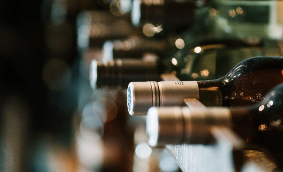 Bouteilles de vins rangées dans une cave à vin