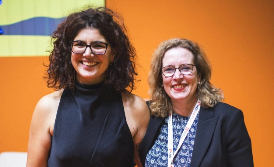2 specialists in the wine & spirits industry posing for a photo