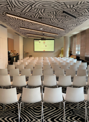 Salle de réunion avec chaises et écran de projection