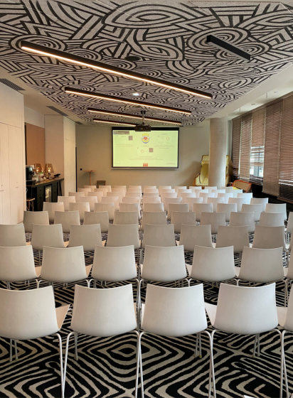 Salle de réunion avec chaises et écran de projection