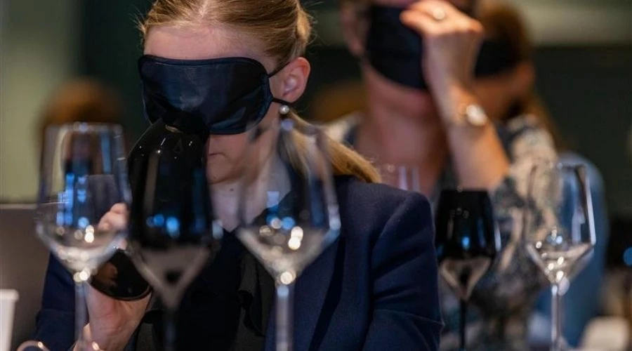 Personne dégustant du vin