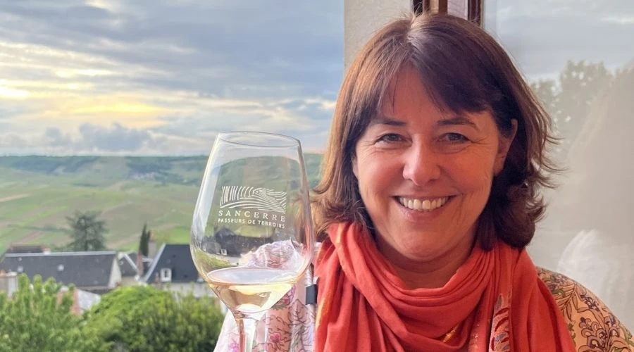 Anne Burchett dégustant un vin de Sancerre