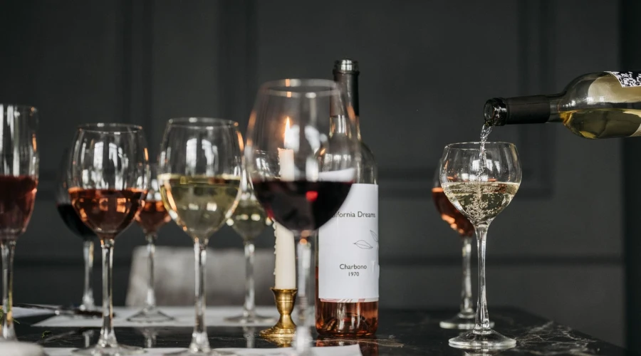 Verres de vin sur une table