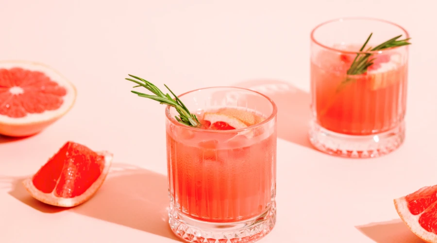 Verres de jus de pamplemousse